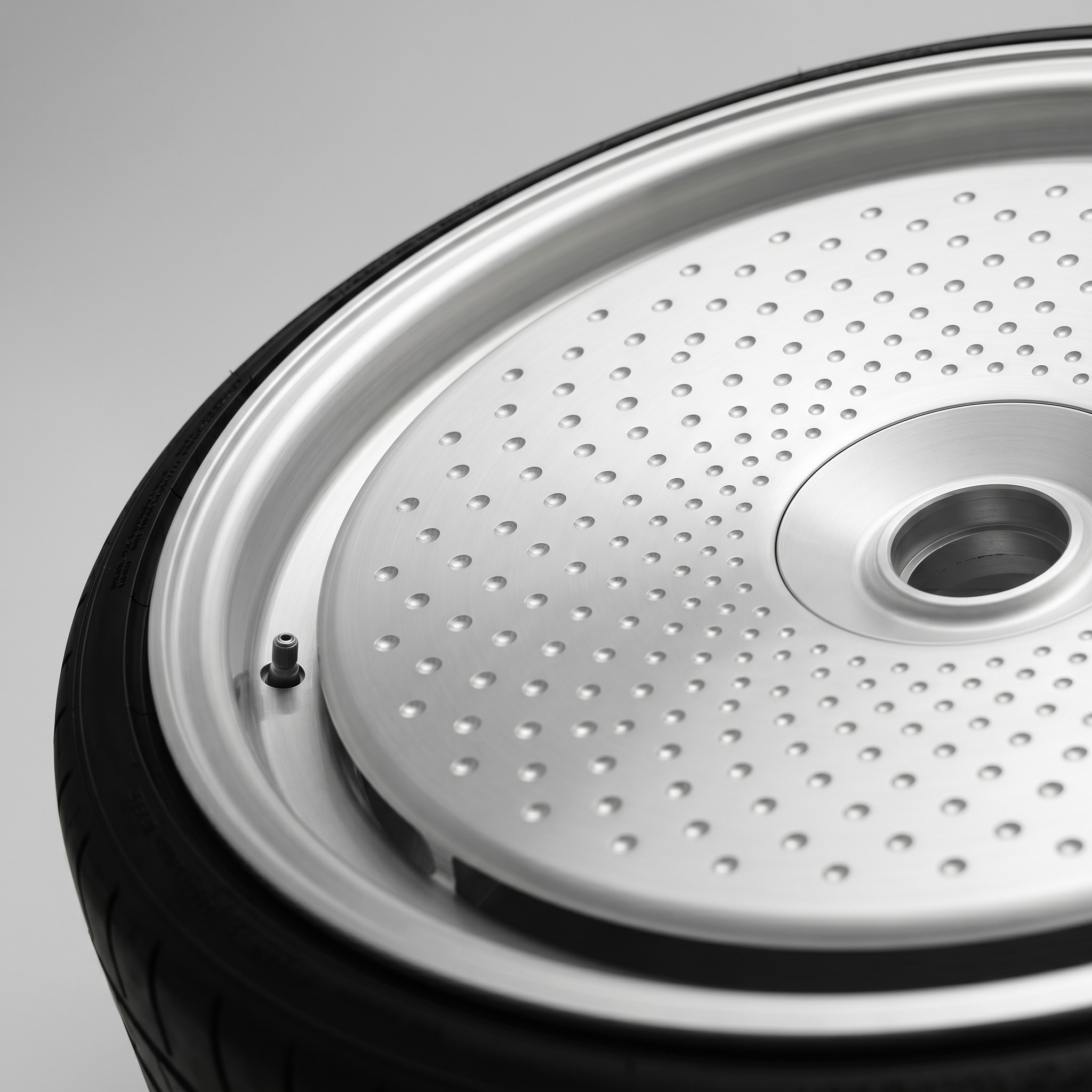 2025 Lucid Air Sapphire — Salt Disc detail 3